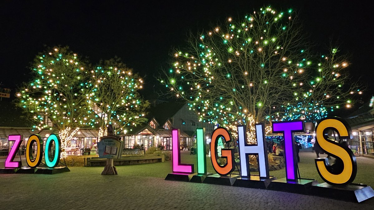 Good night from Colorado 🌙 
Have a great evening 😀 

Enjoyed Denver Zoo's Zoo Lights.  It's a popular holiday event featuring over three million lights across its 80 acre campus.