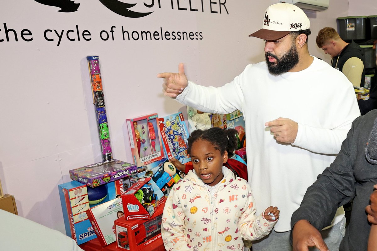 .<a href="/_OverCees/">Cesar Ruiz 🐻🗡</a> hosted a holiday toy giveaway with the <a href="/NOWCShelter/">New Orleans Women & Children's Shelter</a> and was joined by some of his teammates to help pass out gifts!