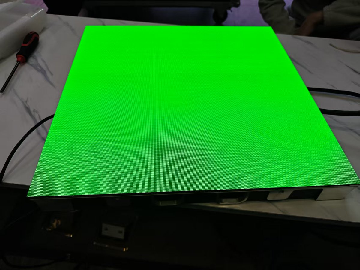 KenZhang9574's tweet image. COBLEDディスプレイも取り扱っていますが、回路基板の精度は驚くほどです。しばらく緑色の画面を見つめていると、私の目も画面と同じ色に染まってきました。😎
✅P1.25✅500MM×500mm
 #IndoorLED #RentalLEDScreen #lLEDビジョン #LEDディスプレイ #レンタルディスプレイ #COBディスプレイ