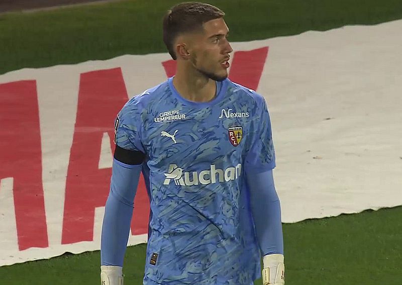 Robin Risser - Ligue 1 25/26:

☑️ 16 games
⚽️ 13 goals conceded
🧹 5 clean sheets
🧤 2.9 saves per game
🥅 2/5 penalties saved
📈 78% save success
⛔️ 6.37 goals prevented

The 21-year-old Lens goalkeeper is having an amazing season! 🔴🟡