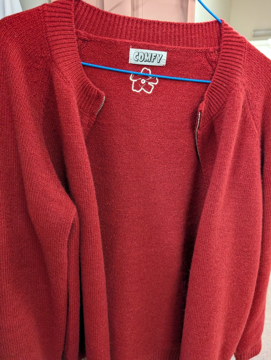 さっそく、COMFYのZIPカーディガン着て出勤してるよ～🚴 後ろのワン