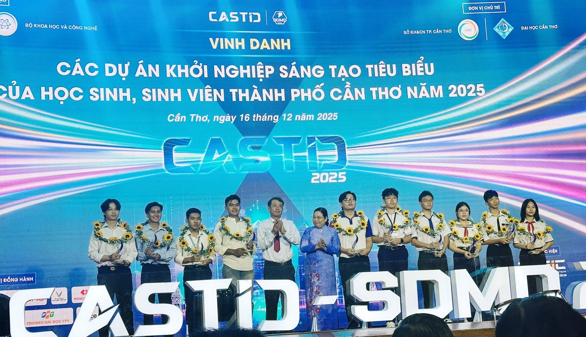Khoảnh khắc này thật đáng nhớ… Hai mẹ con cùng được Vinh danh tại CASTID 2025 - Tuần lễ Khoa học, Công nghệ &amp; Đổi mới sáng tạo TP. Cần Thơ, trong một không gian đầy tri thức, ước mơ và ánh sáng của những người trẻ dám nghĩ, dám làm.

Một bên là mẹ, vẫn