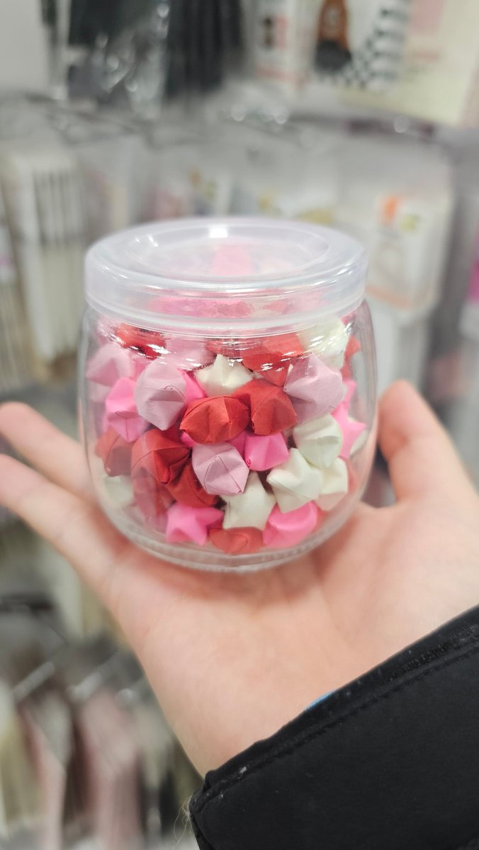 전시회 나눔 합니다.

직접접은 별종이 (열심히 생성중) 유리병

가는날은 당일공지 뚜껑은 투명과 코르크마개 둘다 드릴예정

픽셀리 맴버들 테마로 색깔맞춰서 제작중임니다.  수량은 얼마나 나올지 미정