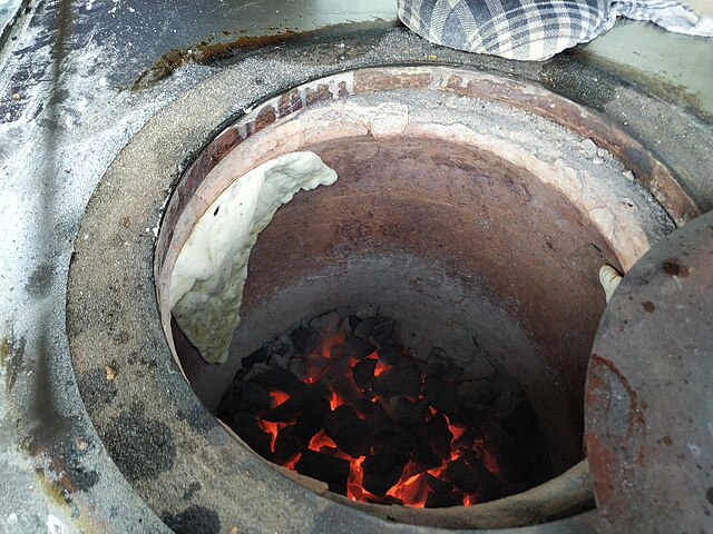 Paperclip_In's tweet image. The Delhi govt. has imposed a complete ban on the use of coal/firewood tandoors in all eateries to combat severe air pollution. As tandoors adapt to new rules, it’s a moment to remember how Partition migrants made this tradition a cornerstone of Delhi’s food culture. Thread 1/19