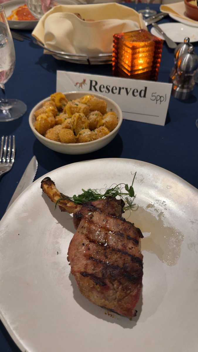 ChiefJordan's tweet image. Chuleta ibérica con patatas bravas, ostias tío