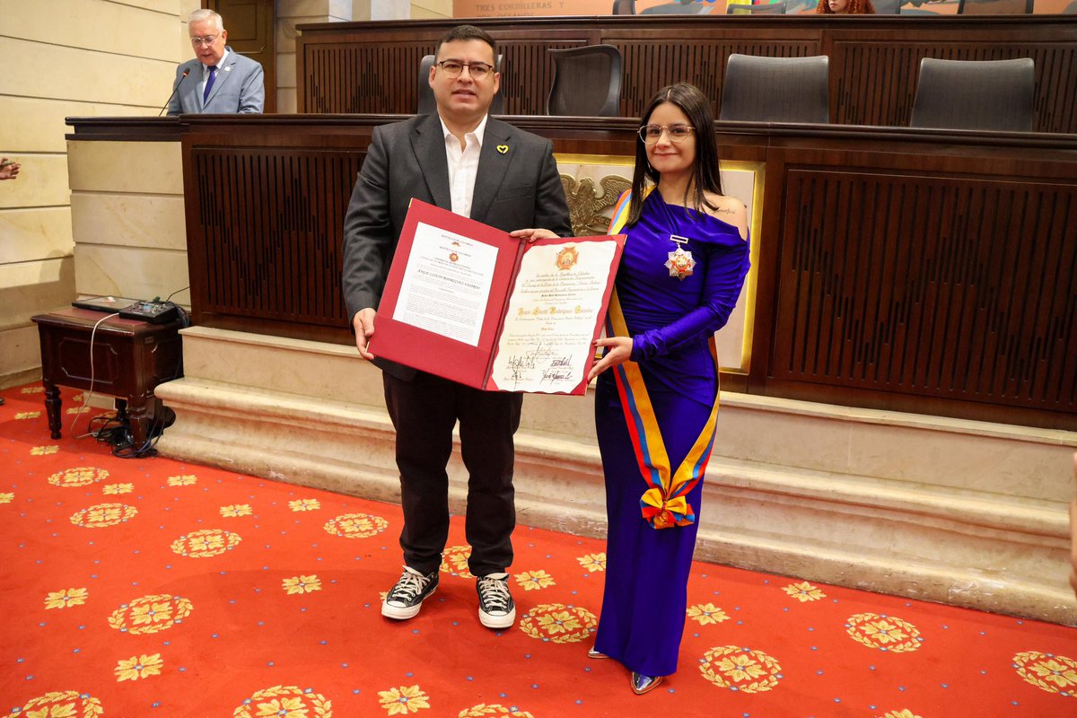 DapreCol's tweet image. Hoy, la Directora del DAPRE y Secretaria General de la Presidencia, Angie Lizeth Rodríguez Fajardo, recibió la Condecoración Orden de la Democracia “Simón Bolívar”, en el grado Gran Cruz, otorgada por la Cámara de Representantes.

La distinción fue entregada por el representante…