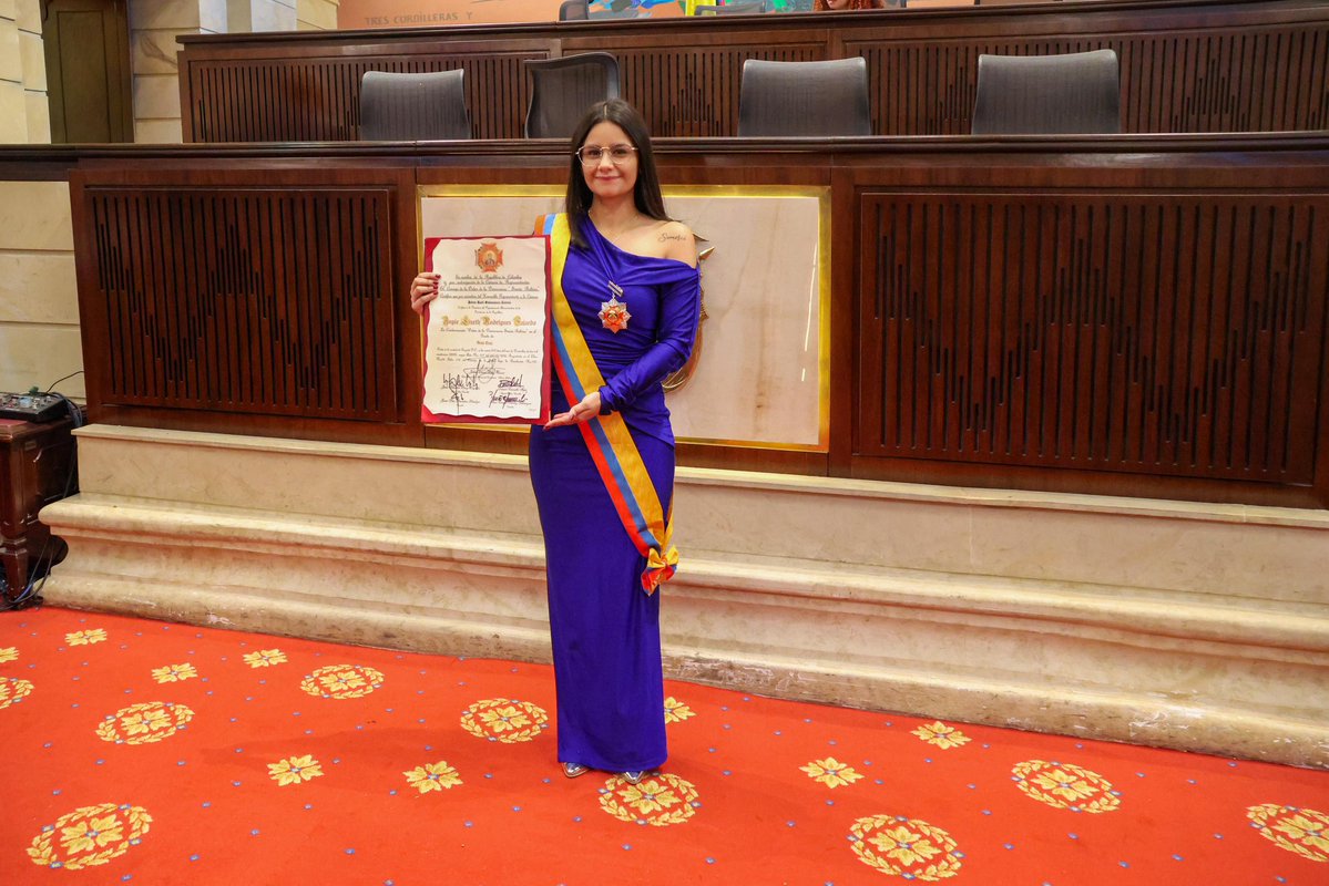 DapreCol's tweet image. Hoy, la Directora del DAPRE y Secretaria General de la Presidencia, Angie Lizeth Rodríguez Fajardo, recibió la Condecoración Orden de la Democracia “Simón Bolívar”, en el grado Gran Cruz, otorgada por la Cámara de Representantes.

La distinción fue entregada por el representante…