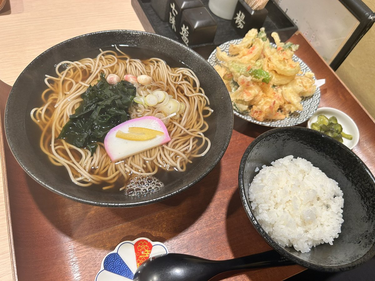 青森市新町1丁目 『蕎麦 酒処 穂ろ香』 かきあげそば(大盛)•ライス