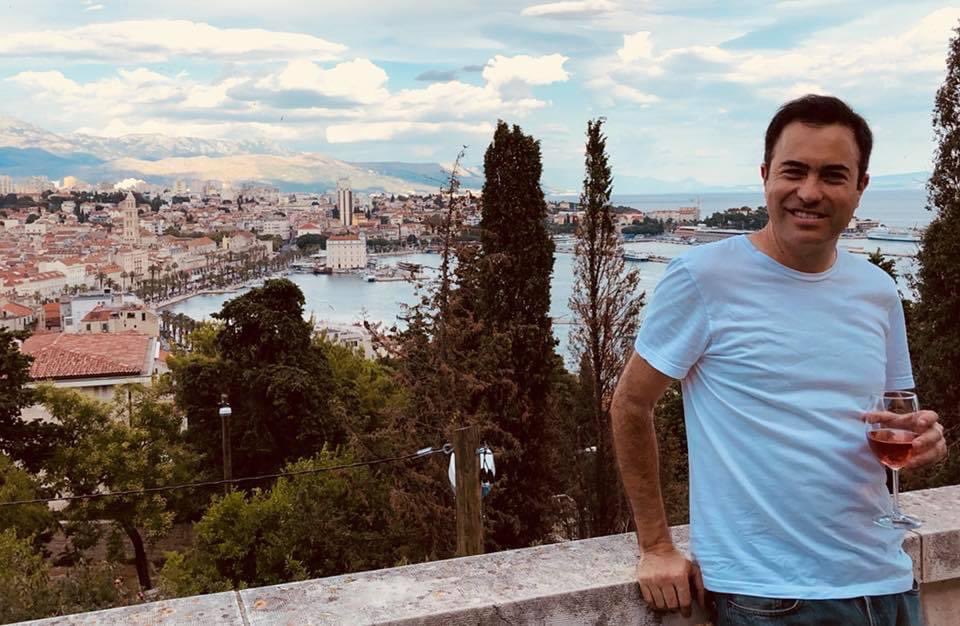 <a href="/Rouux1/">Rosalinda Ortiz</a> <a href="/4TMorenaJalisco/">MORENA Jalisco</a> Son muy chafas. Solo piensan en derechos y desprecian lo verdaderamente importante: los negocios.

Les urge una capacitación con <a href="/Transaversalt/">Transaversal_t_parodia</a> para aprender a vivir del presupuesto sin trabajar.

¿Quién mejor que yo para enseñarles?

#ConsultoríaDeAltura 
#DerechosSinFactura