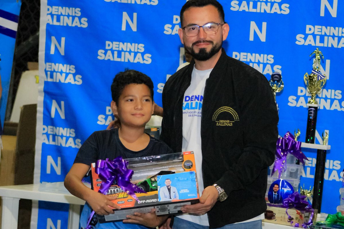 DennisSalinas_'s tweet photo. Celebramos una hermosa fiesta navideña en la Urbanización La Trinidad, Ilopango 🎄💙.

Gracias a las familias por compartir con nosotros momentos de unión y alegría en esta temporada especial. https://t.co/yfbnGqWgMq