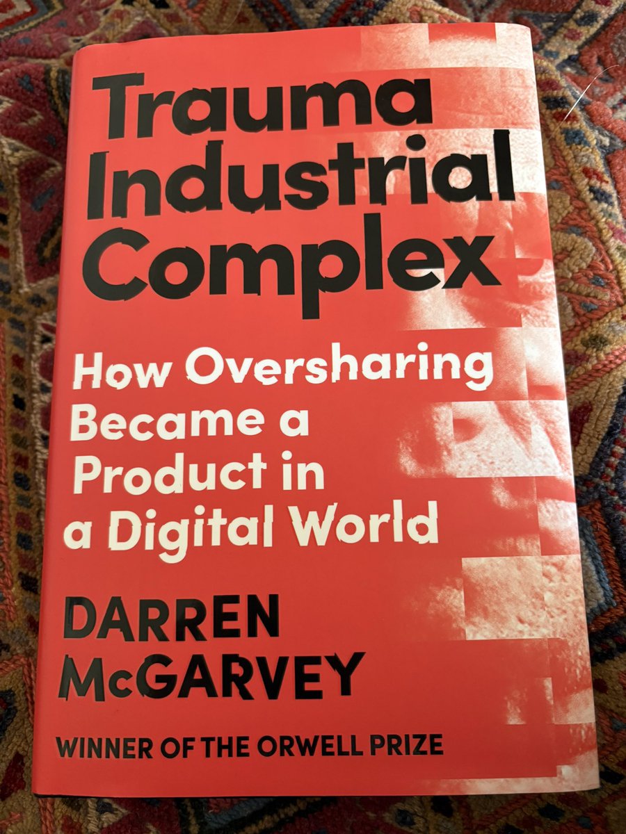 تحولت المعاناة الشخصية في الفضاء الرقمي إلى رصيد رمزي متداول؛ فالمنصات تعمل كبنية تحتية لاستخراج قيمة من الألم الفردي وتحويله إلى محتوى يُقاس ويُربَّح منه. المشكلة ليست في المشاركة نفسها، بل في التحول الهيكلي الذي جعل كشف الجراح النفسية شرطًا للظهور والاعتراف الاجتماعيين؛ عندها