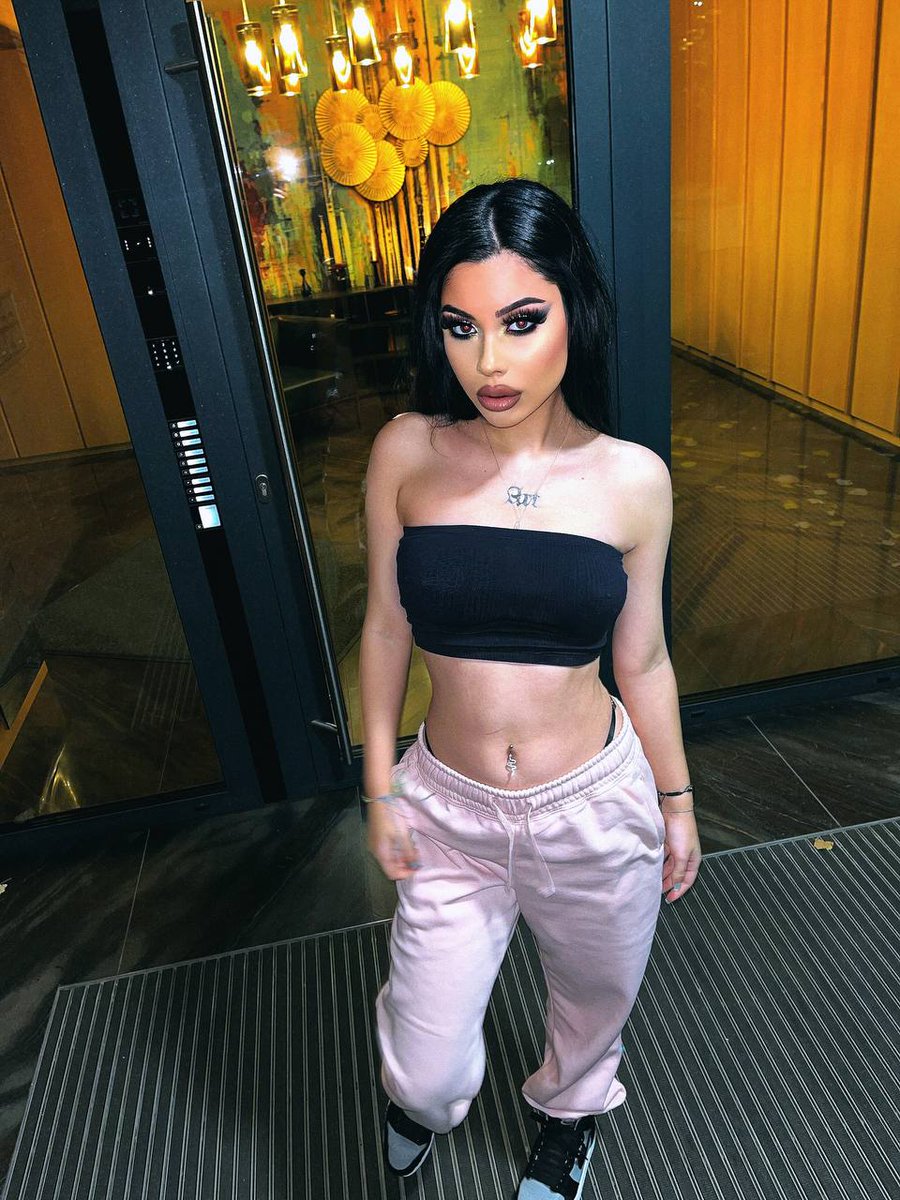 chamive01's tweet image. Unbothered energy 🕶️