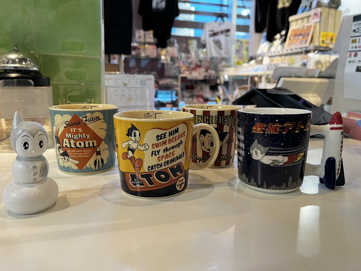 shop_tokyoatom's tweet photo. #鉄腕アトム マグカップ販売中🍵
マグカップ グッディーズ 赤/黄/青
各¥1400
夜空マグカップ (1枚目右)
¥1600
温かい飲み物を飲んでほっと一息、今年1年を振り返りませんか?💫
グッディーズは内側が、夜空は持ち手が凝っていてとても可愛いです🚀
#astroboy #手塚治虫 https://t.co/0DmSYEFYx9