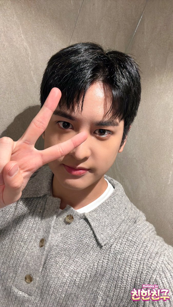 rendezwoous's tweet image. Chanwoo selca game is actually improved..... he even went to the gym and doing aegyo without much resistance now.... whatever military did to him, just know im thankful for it😩