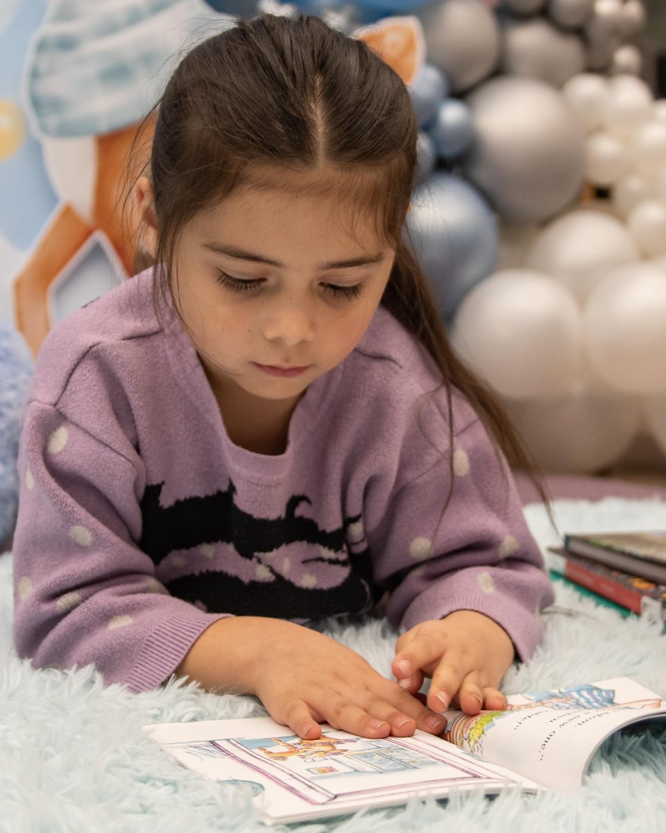 eatlearnplay's tweet image. Curry Cash in hand. Time to browse. Four books chosen. A comfy spot to read!

That’s a holiday book fair with @eatlearnplay—47 @ousdnews schools, 17,000 students, 68,000 free books. Thanks to our lead sponsor @RubrikInc. #ChristmasWithTheCurrys