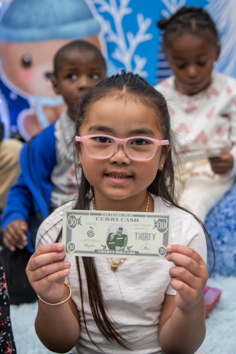 eatlearnplay's tweet image. Curry Cash in hand. Time to browse. Four books chosen. A comfy spot to read!

That’s a holiday book fair with @eatlearnplay—47 @ousdnews schools, 17,000 students, 68,000 free books. Thanks to our lead sponsor @RubrikInc. #ChristmasWithTheCurrys