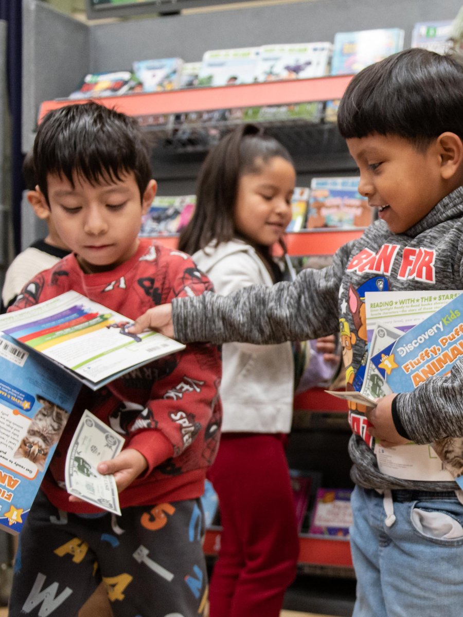 eatlearnplay's tweet image. Curry Cash in hand. Time to browse. Four books chosen. A comfy spot to read!

That’s a holiday book fair with @eatlearnplay—47 @ousdnews schools, 17,000 students, 68,000 free books. Thanks to our lead sponsor @RubrikInc. #ChristmasWithTheCurrys