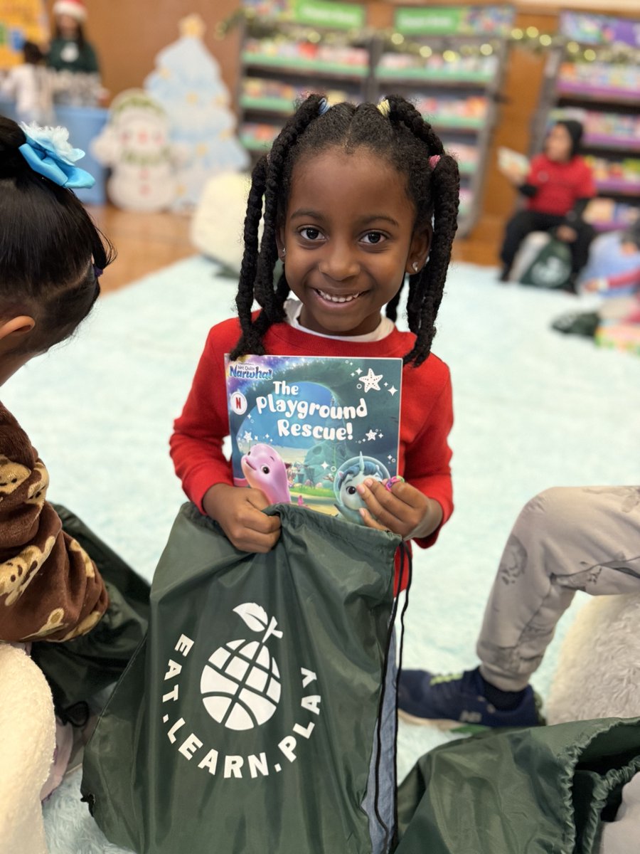 eatlearnplay's tweet image. Curry Cash in hand. Time to browse. Four books chosen. A comfy spot to read!

That’s a holiday book fair with @eatlearnplay—47 @ousdnews schools, 17,000 students, 68,000 free books. Thanks to our lead sponsor @RubrikInc. #ChristmasWithTheCurrys