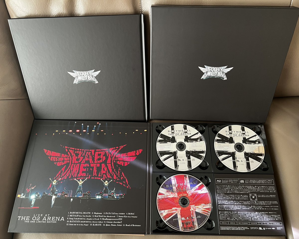 ザワンエディション無事で届いたよ📦🦊
すぅちゃん、最愛ちゃん、百々子の写真ラブ❤️💙🩷✨
夜にデロ観ます📀📺🤘🏽
#BABYMETAL 
#THEONE
#O2アリーナ 
#デロリアン