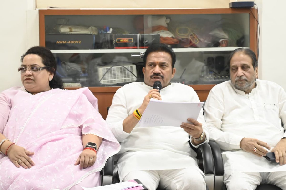 काल प्रदेश कार्यालय, मुंबई येथे आगामी मुंबई महानगर पालिका निवडणूक लढवण्यासाठी इच्छुक उमेदवारांच्या मुलाखती घेण्यात आल्या. यावेळी सर्व इच्छुक उमेदवारांशी व्यक्तीगत चर्चा केली आणि प्रभागनिहाय सामाजिक व राजकीय स्थिती जाणून घेतली. दरम्यान सर्व इच्छुकांना पुढील वाटचालीसाठी आवश्यक ते