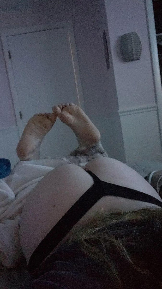 LaylasFeetnAss's tweet photo. #soles #feet #toes #prettyfeet #femdom #memes #prettysoles #socks #bigass https://t.co/ujQrOVEEZi