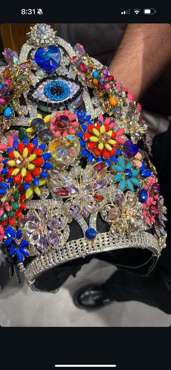 Un vistazo más de cerca a la corona que recibió Nayla Downs por haber ganado la más draga 7, qué opinan mis amores?, solo no entiendo porque los brunos deciden pegarle el fieltro negro detrás #LMD7