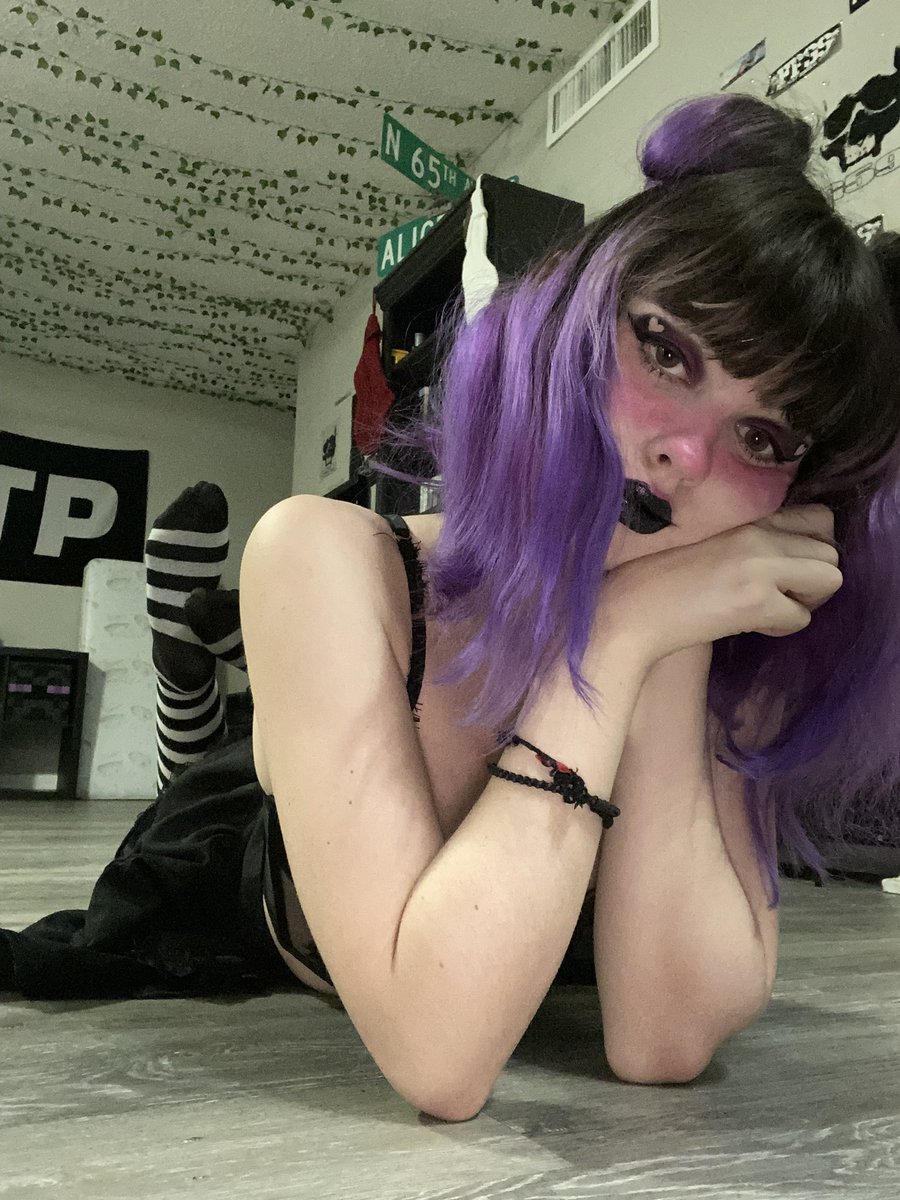 frankstatttoos's tweet photo. Such a strange girl https://t.co/k3UtLFVOaV
