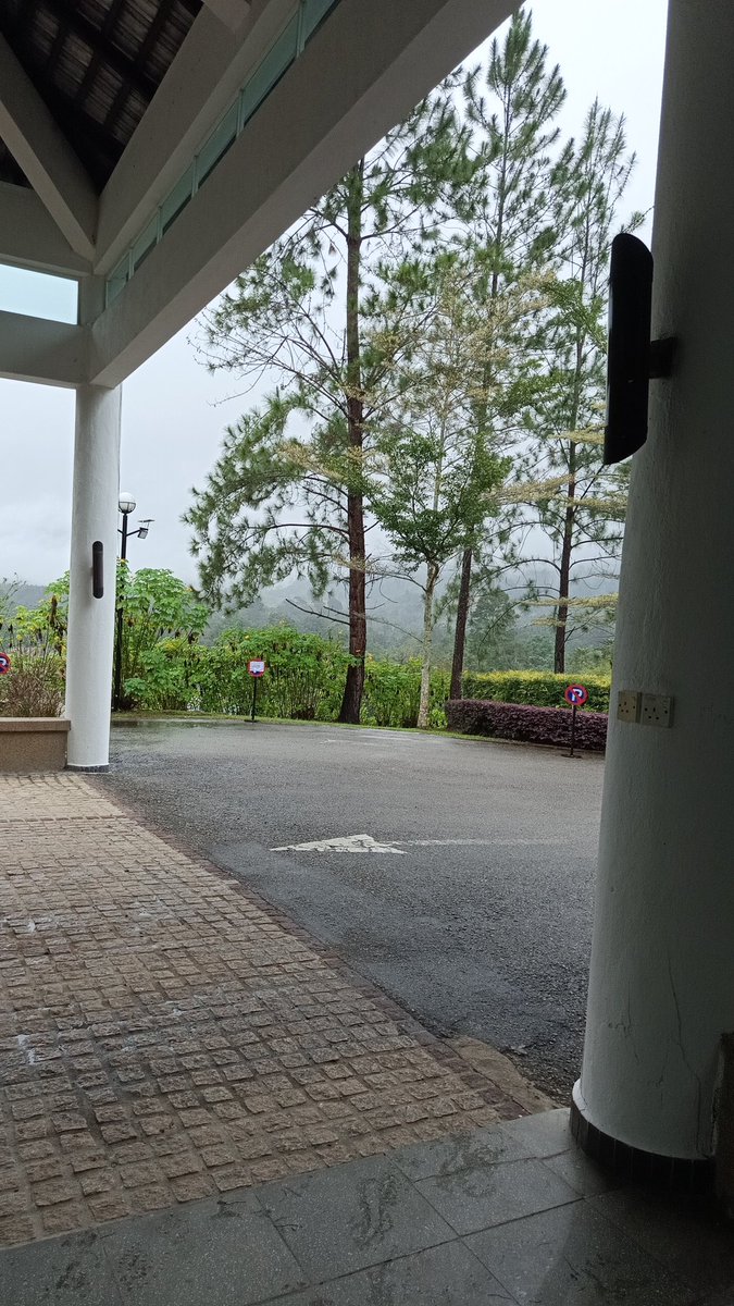 _amirulzack's tweet photo. Hujan + Bukit = Ketar-Ketar https://t.co/Flpkbbx6Zo