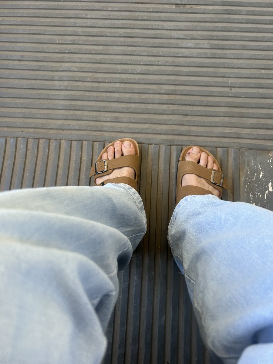 el turro q subio al bondi a vender alfajores me señalo y dijo CHETO LAS QUE USO MOISES PARA CRUZAR EL MEDITERRANEO
