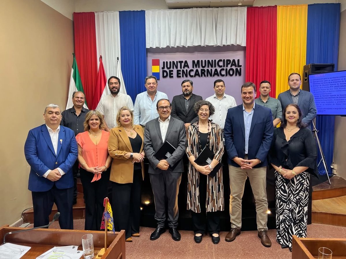 NatyEn's tweet photo. ✍🏻Hoy durante la Sesión Ordinaria de la Junta Municipal de Encarnación, hemos procedido a la entrega de Mención Especial de Reconocimiento al Prof. Javier Goligorsky y a la Sra. Margarita Ilga Memmel de Goligorsky, por su incalculable aporte al desarrollo cultural y https://t.co/mDaLfHFQ88