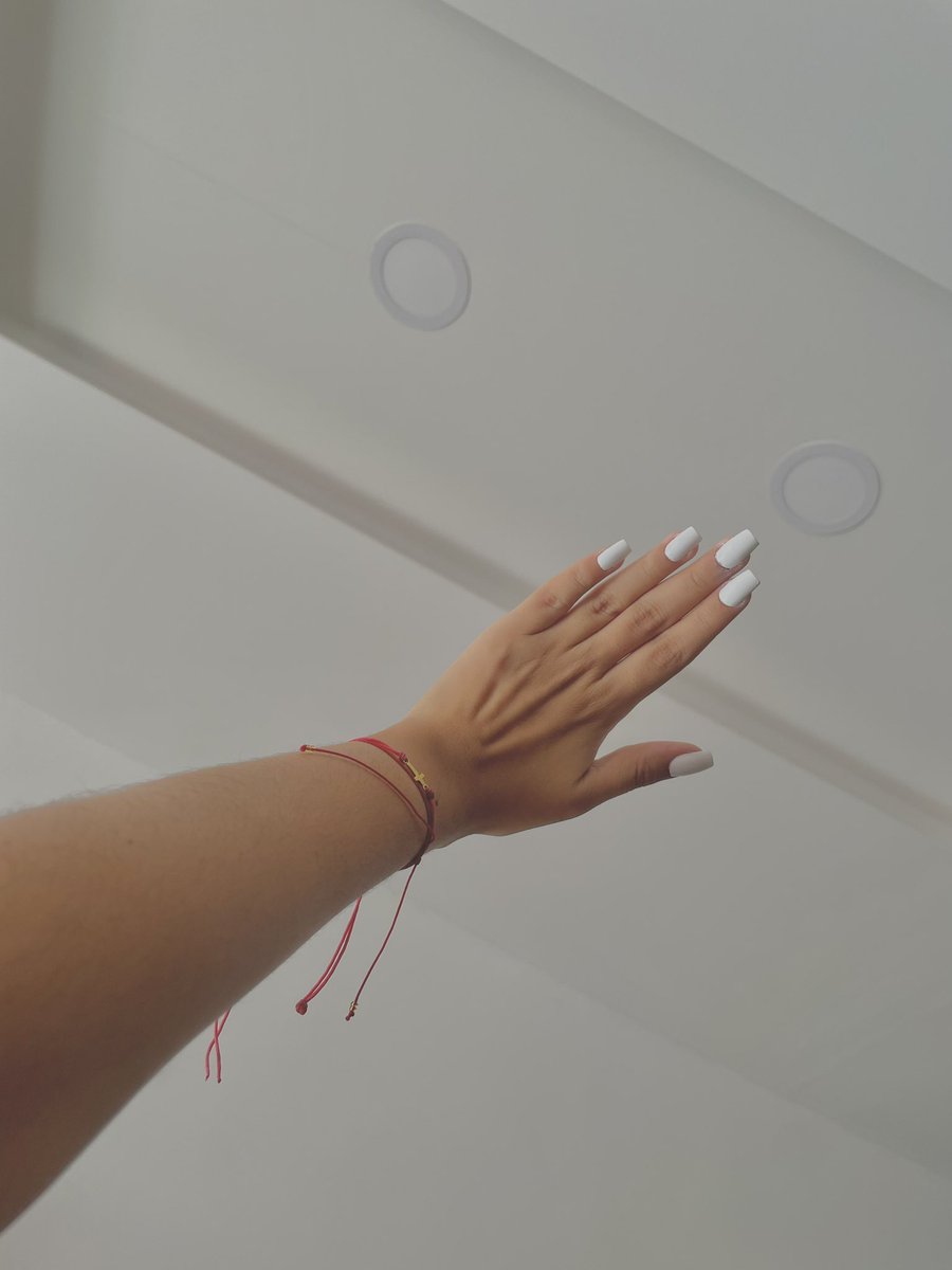 daanielab_'s tweet photo. te pintas las uñas de rojo vinotinto o blanco y no sales más de ahí, es como el top de colores en las manos que te hace sentir linda, elegante y wow

Confírmenlo mis amigas imaginarias de twitter https://t.co/88fYFrMcRk