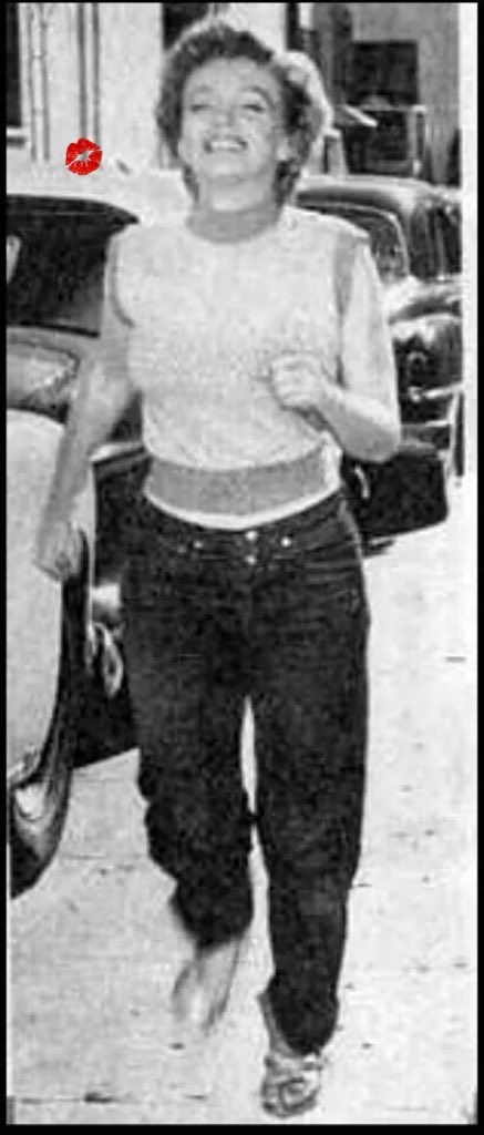 #MarilynMonroe 
#GoodMorning
#candidshots 
#candidphotos 
Marilyn on the set of “Clash By Night” 1952.🖤🖤🌹