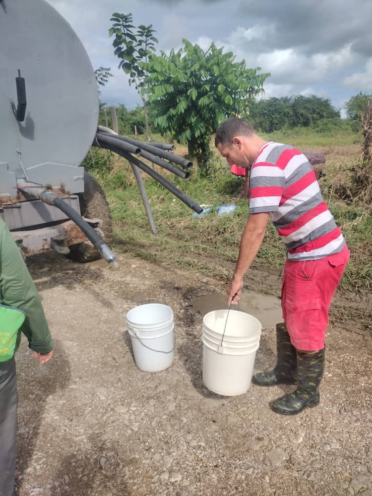 Se entregó un módulo de alimentos de forma gratuita a los afectados que incluye arroz, frijoles, carne de res, dos libras de mortadella y otros productos de primera necesidad, ademas de la distribución de agua en pipas a las viviendas
#VillaClaraConTodos