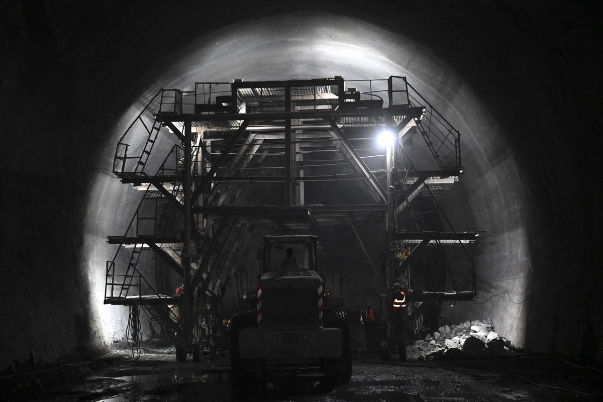 It’s not a scene from #DeathStranding but workers manipulating gigantic robots digging tunnels in #LuanCity