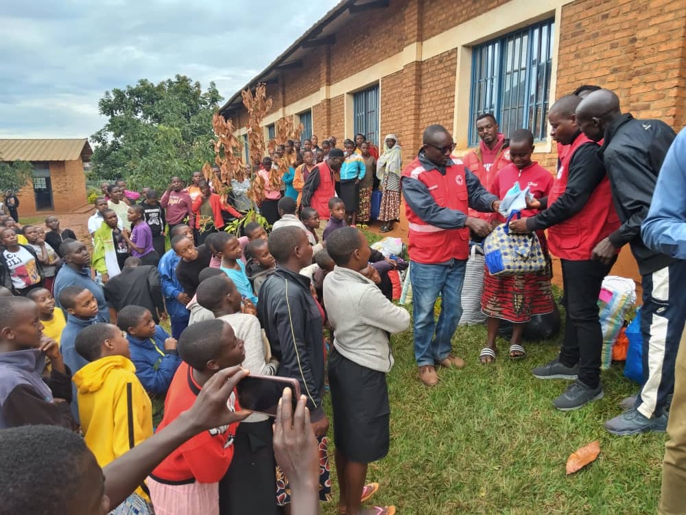 croix_rougebdi's tweet photo. La @croix_rougebdi a assisté en non vivres 361 élèves internes du
#Lycée_Musema, commune de #Matongo, province de #Butanyerera ce 16/12/2025. 
@ifrc @RodeKruis @CroixRouge @CroixRougeBE @CroixRougeLu
@UNICEF @BurundiGov 

https://t.co/kKBDsYBSdD https://t.co/YeXOia5q6T