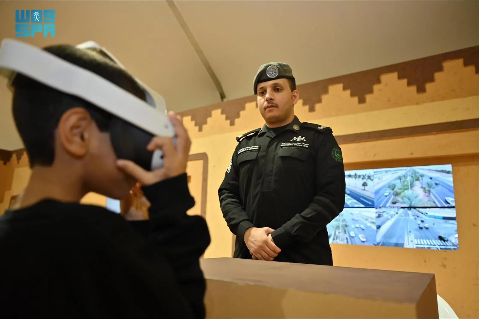 صور .. المركز الوطني للعمليات الأمنية يستعرض تجربة حية عبر تقنية الواقع لزوّار معرض " #واحة_الأمن" 