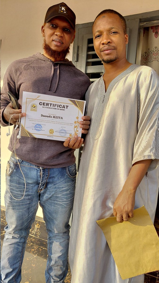 Félicitations à M. Daouda Keïta, qui après 3 mois de formation intensive à l’ Université Internationale Guinée UIG-Fr pendant les vacances, vient de décrocher sa certification en Qualité, Hygiène, Sécurité et Environnement (QHSE).