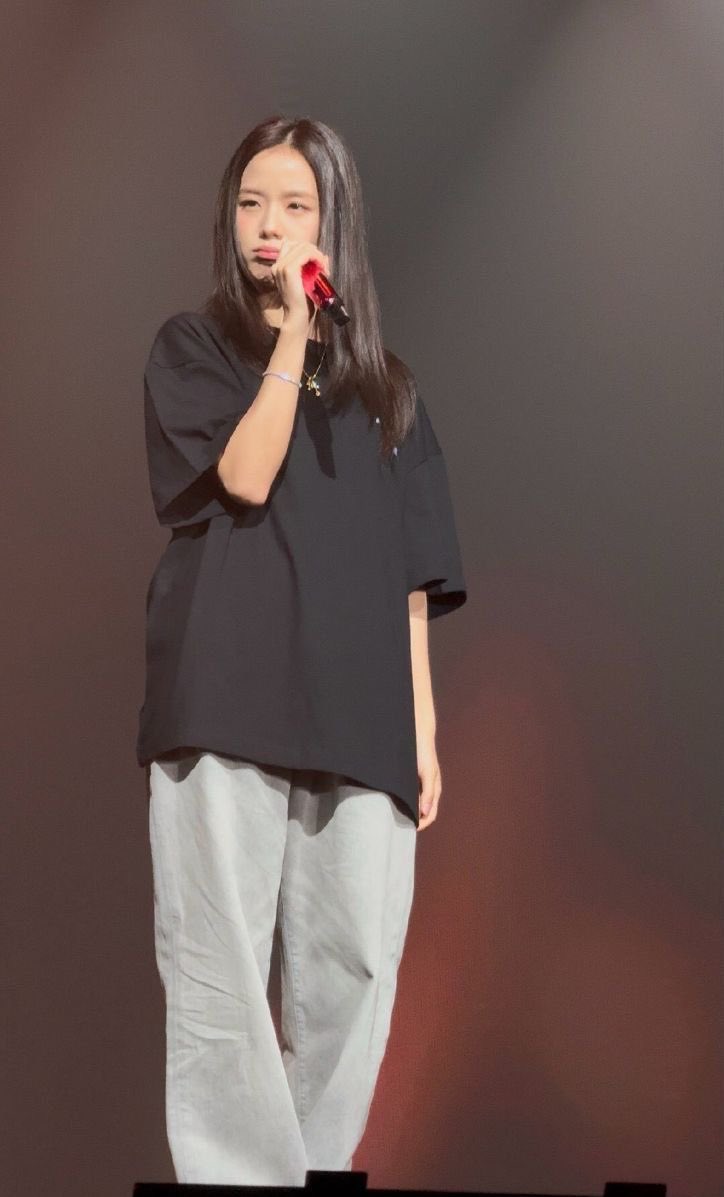 rosesaresoya's tweet photo. jisoo in baggy clothes is actually my weakness https://t.co/KyfrnDOeym