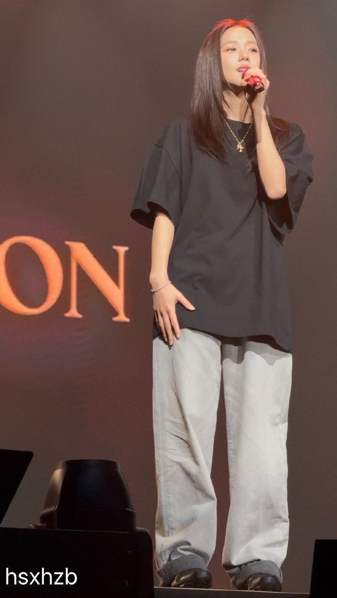 jisoo in baggy clothes is actually my weakness