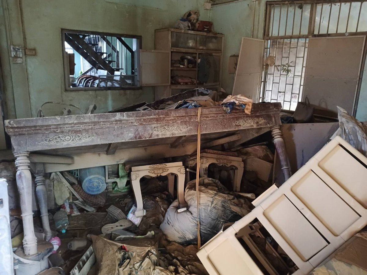 DoMiNanToSeBun's tweet image. น้องสาวไลน์มาบอกว่า ฝนตกหนัก น้ำในอ่างเก็บล้นแล้ว รถจมน้ำไปสองคัน เพิ่งไปซื้อมือสองมาอีกคัน เพราะต้องมีรถใช้  ตอนนี้เอาไปจอดบนตึกโรบินสันแล้ว 

บ้านยังเคลียร์ไม่จบเลย ผวากันไปหมดทั้งเมือง รูปที่วงสีไว้คือบ้านน้องสาว ระดับน้ำคือ 3 เมตร ขอบล่างหน้าต่าง ชั้นสอง !