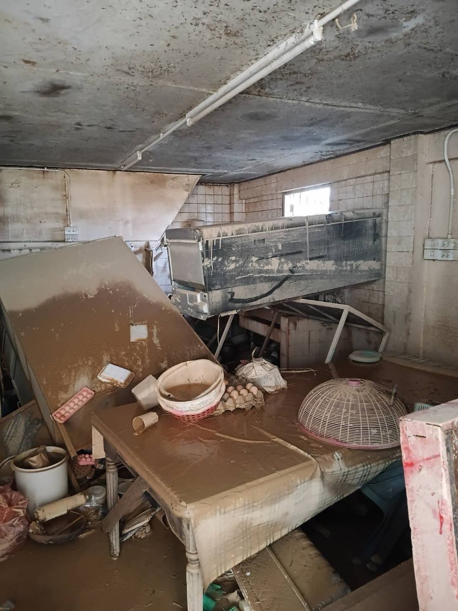 DoMiNanToSeBun's tweet image. น้องสาวไลน์มาบอกว่า ฝนตกหนัก น้ำในอ่างเก็บล้นแล้ว รถจมน้ำไปสองคัน เพิ่งไปซื้อมือสองมาอีกคัน เพราะต้องมีรถใช้  ตอนนี้เอาไปจอดบนตึกโรบินสันแล้ว 

บ้านยังเคลียร์ไม่จบเลย ผวากันไปหมดทั้งเมือง รูปที่วงสีไว้คือบ้านน้องสาว ระดับน้ำคือ 3 เมตร ขอบล่างหน้าต่าง ชั้นสอง !