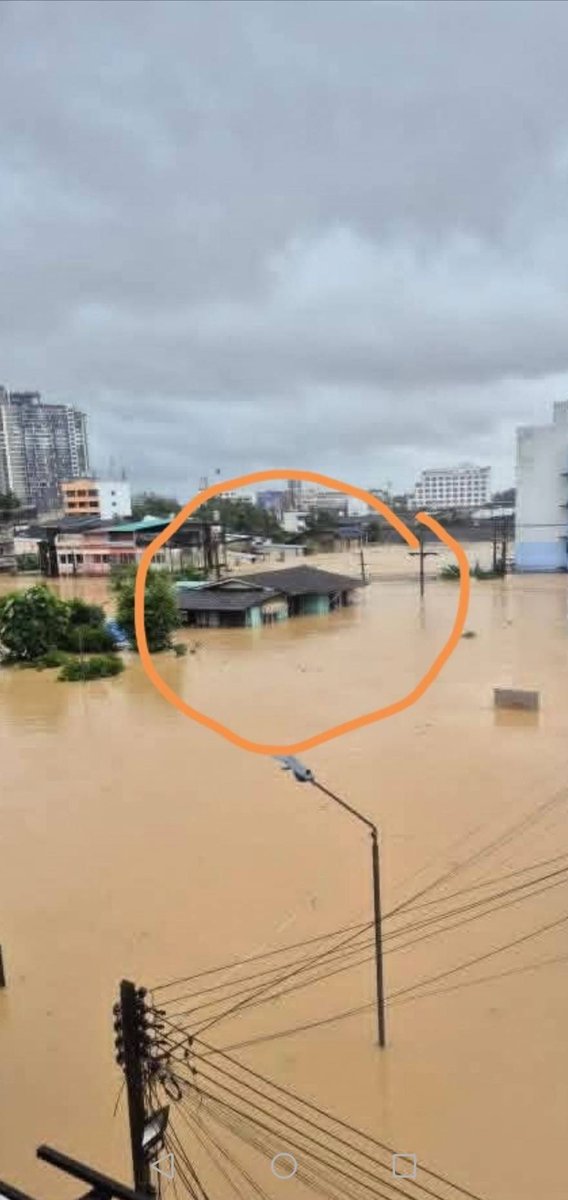 DoMiNanToSeBun's tweet image. น้องสาวไลน์มาบอกว่า ฝนตกหนัก น้ำในอ่างเก็บล้นแล้ว รถจมน้ำไปสองคัน เพิ่งไปซื้อมือสองมาอีกคัน เพราะต้องมีรถใช้  ตอนนี้เอาไปจอดบนตึกโรบินสันแล้ว 

บ้านยังเคลียร์ไม่จบเลย ผวากันไปหมดทั้งเมือง รูปที่วงสีไว้คือบ้านน้องสาว ระดับน้ำคือ 3 เมตร ขอบล่างหน้าต่าง ชั้นสอง !