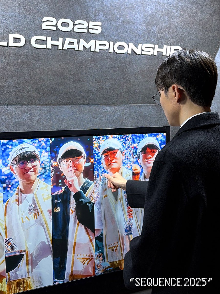 LCK's tweet image. 🤫 Faker’s whereabouts in Seoul? The 2025 #LCK Exhibition, of course!

Be like Faker and visit the 《2025 LCK Exhibition: SEQUENCE》 until Dec. 28th! 👍