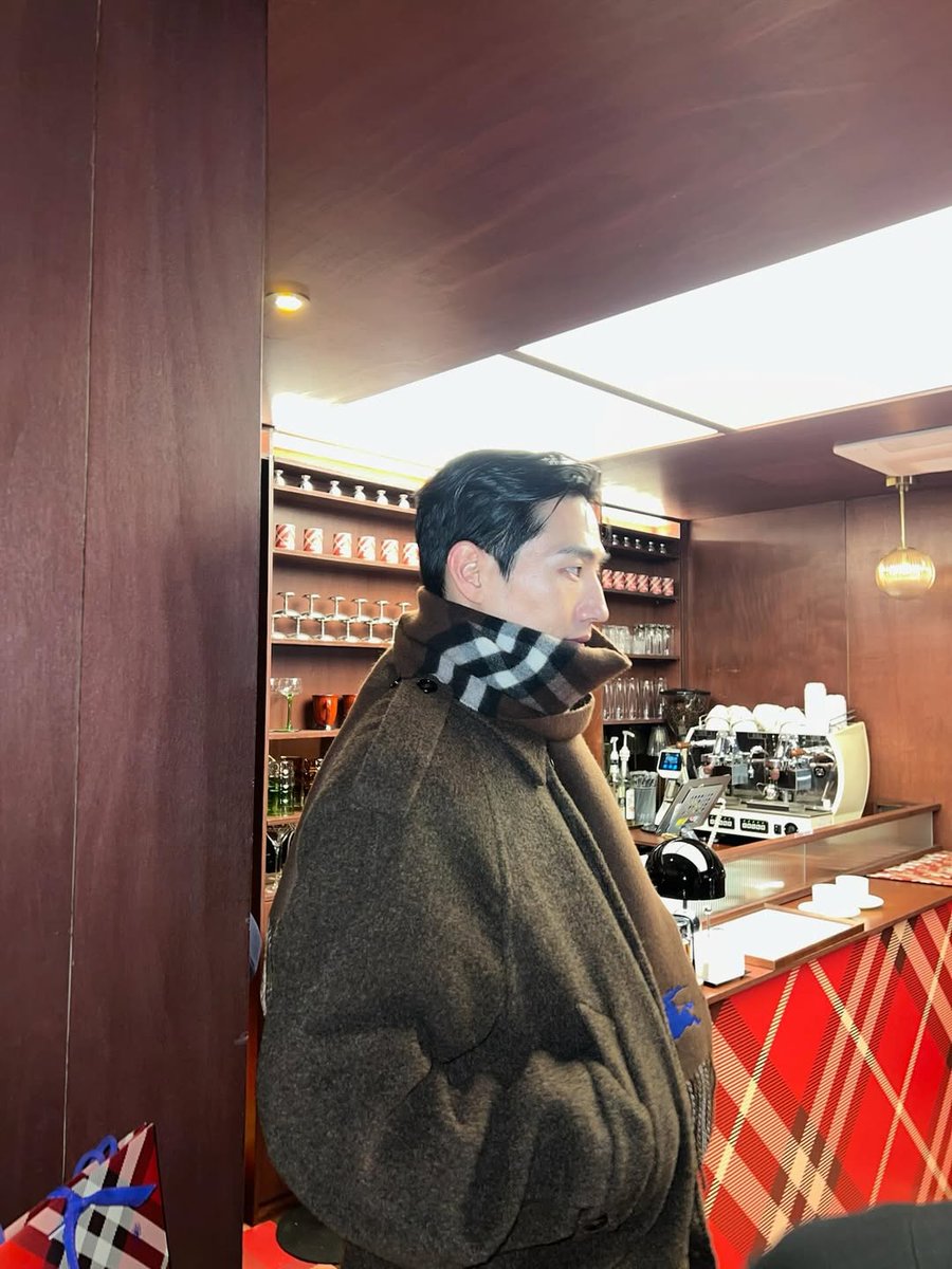 ᅠᅠ
ᅠᅠ
A momentary pause from the winter chill, defined by the comfort of warm coffee and a calm, understated festive ambience. Does anyone have any Christmas moments? 
ᅠᅠ
ᅠᅠ