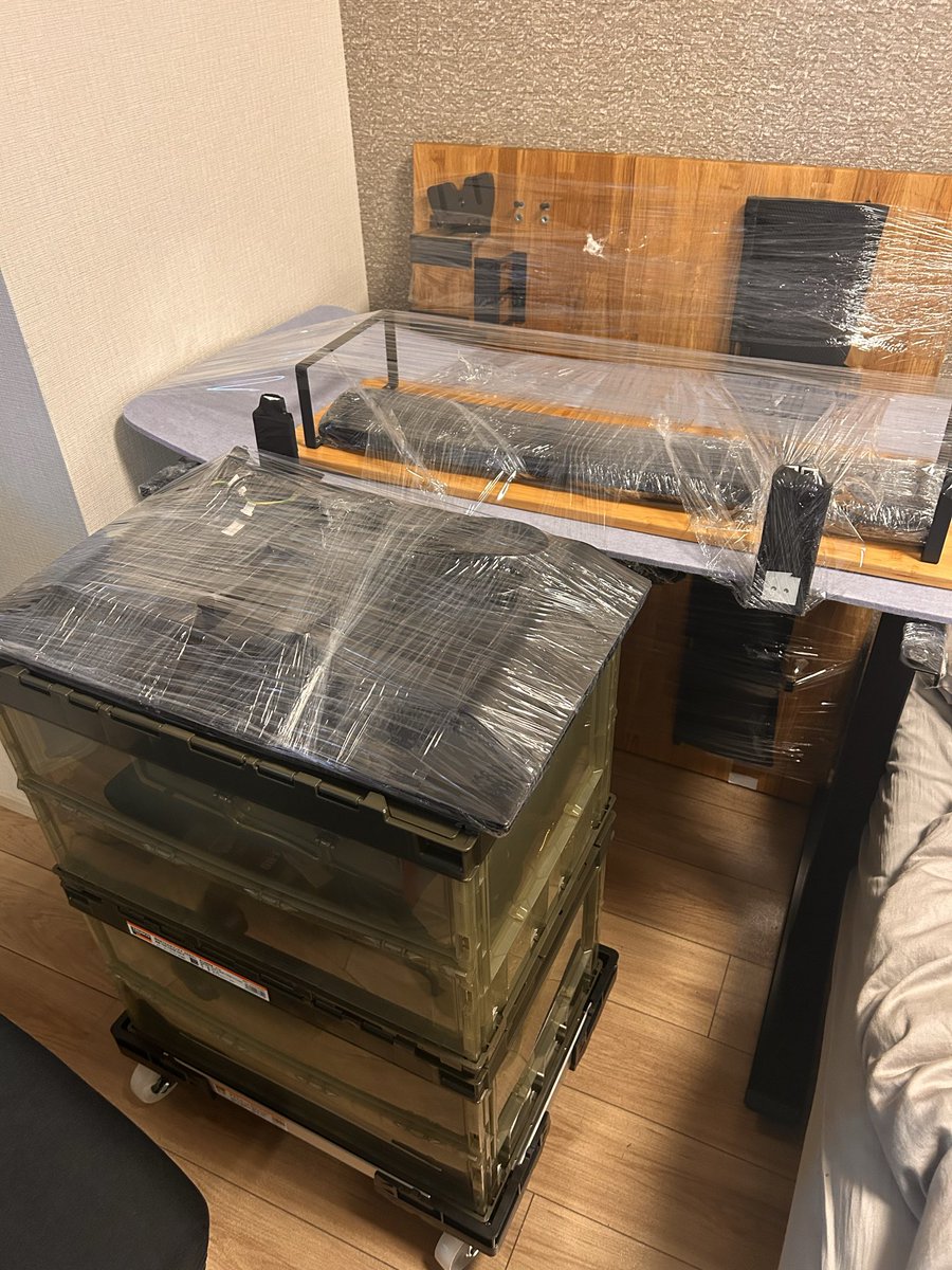 (›´-`‹ )ｵﾂｶﾚｻﾏﾃﾞｽ

引越し荷造り中です。
PCデスク＆機材を整理しました。

事前に引っ越し屋さんから分解しなくても良いと伺っていましたが、ゴリちデスクは奥行きが80cmあってドアを通すことができないので写真程度にはバラしています。