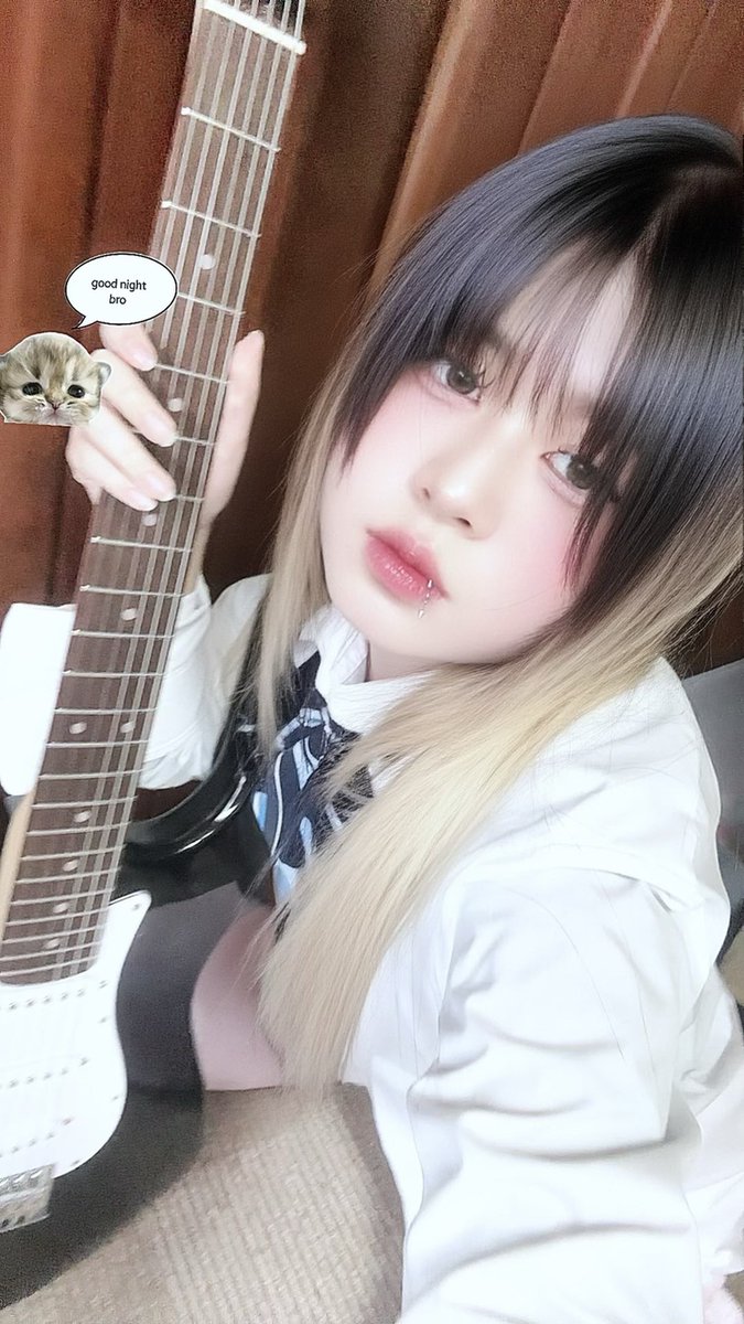 金髪にしようとしたら丁度よくバイト受かっちゃって金髪できなくなった私

#自撮り界隈 #自撮り界隈さんと繋がりたい 
#邦ロック好きな人と繋がりたい