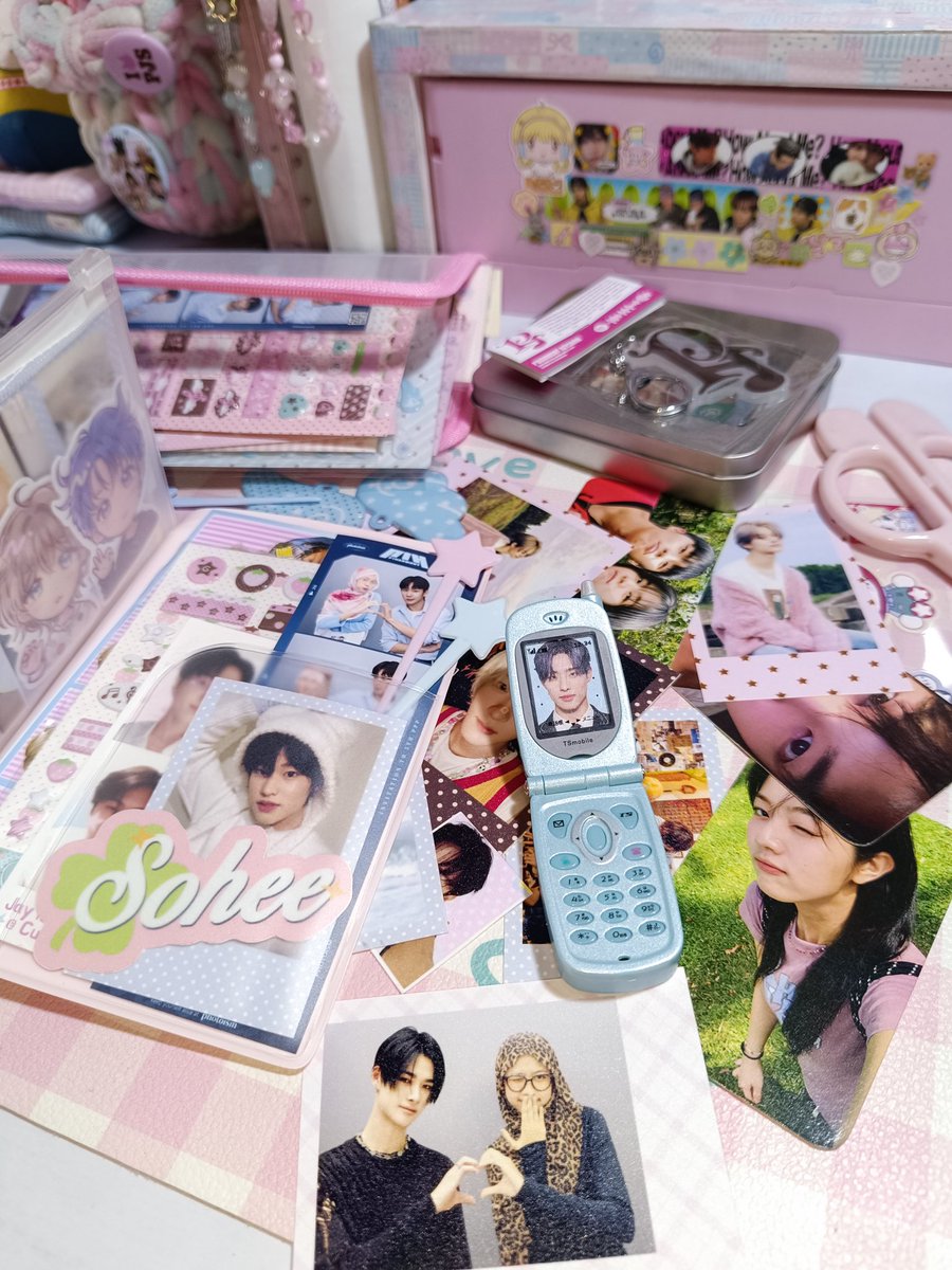 lhyeinthings's tweet image. messy desk