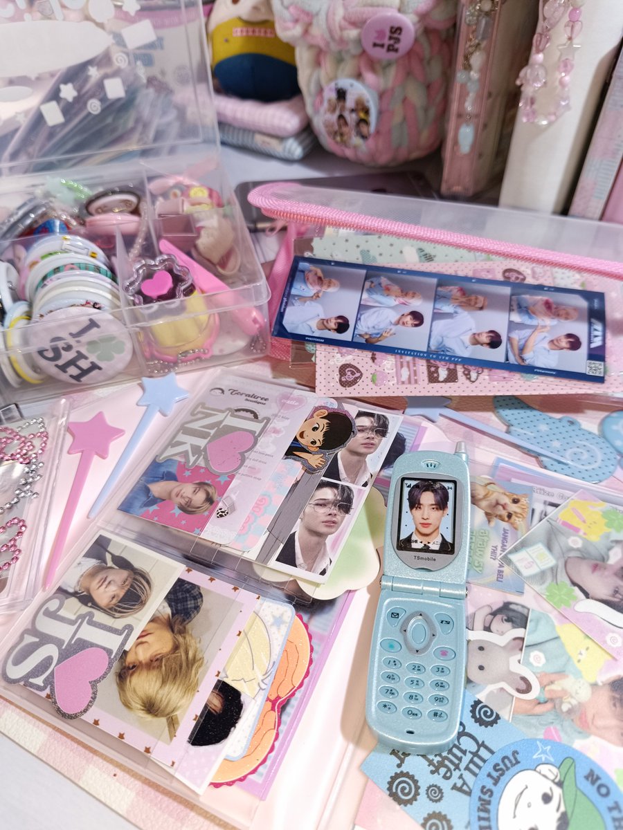 lhyeinthings's tweet image. messy desk