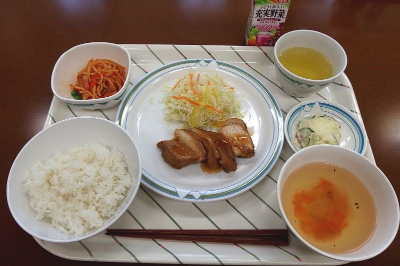 hikaruganji's tweet photo. 左から、国会議員食堂、自衛隊食堂、学校給食。国会議員って、そんなに偉いのでしょうか？我々の血税で、豪遊している下等生物のくせに。 https://t.co/HjNxXSNtA9