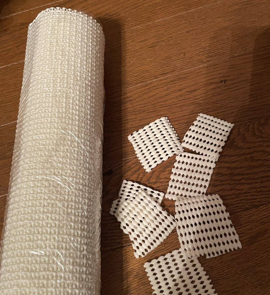 本のタワーが定期的に崩落する本積み杉民のみなさん、この滑り止めシートを使うのです…
これを小さくカットして本の間にかますと、こんだけ斜めになっても崩れません📚